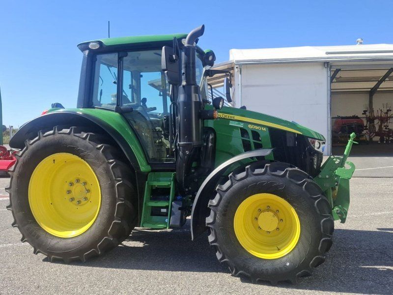 John Deere 6090M