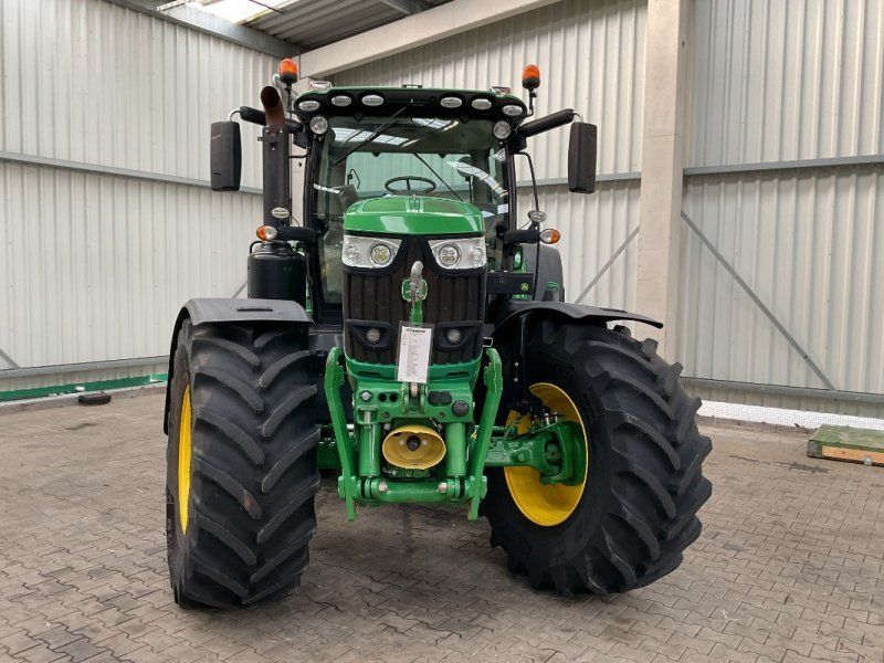 John Deere 6215R