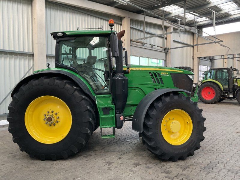 John Deere 6215R