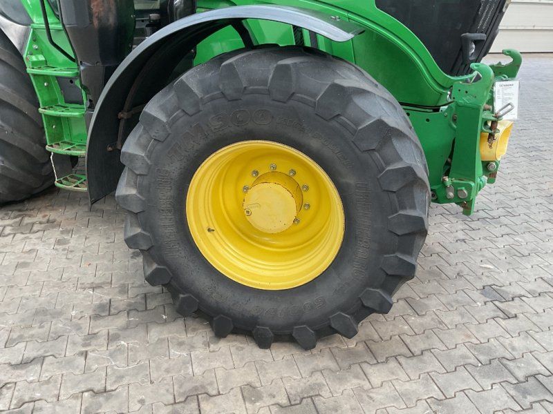 John Deere 6215R