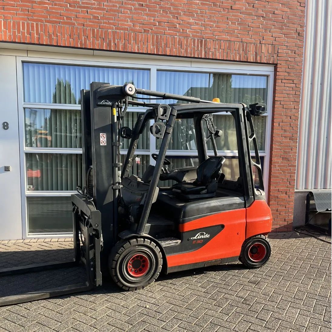 Linde E30-01 met lage urenstand te koop, 3000 kg