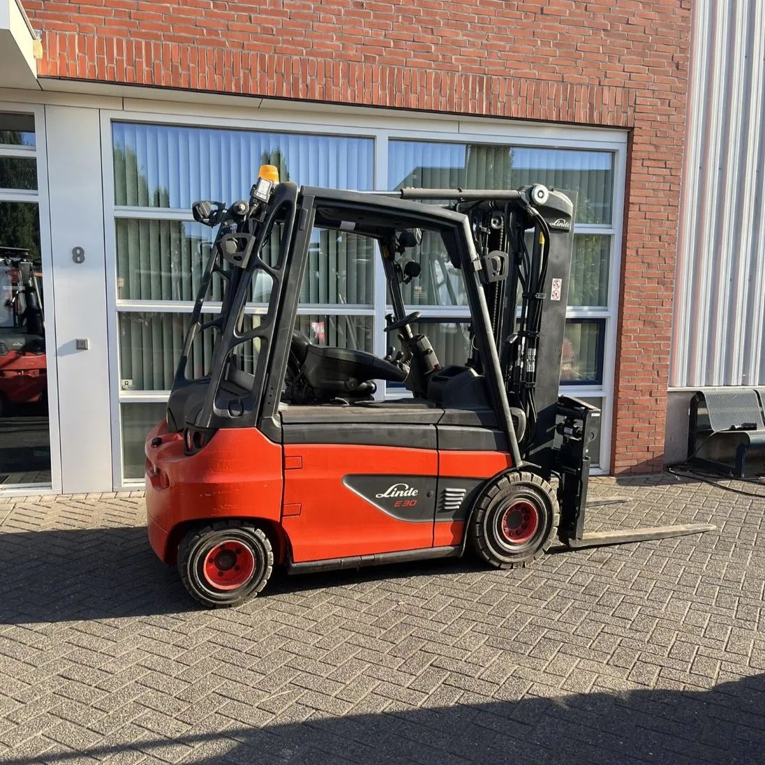 Linde E30-01 met lage urenstand te koop, 3000 kg