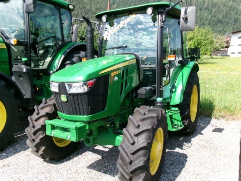 John Deere 5058E