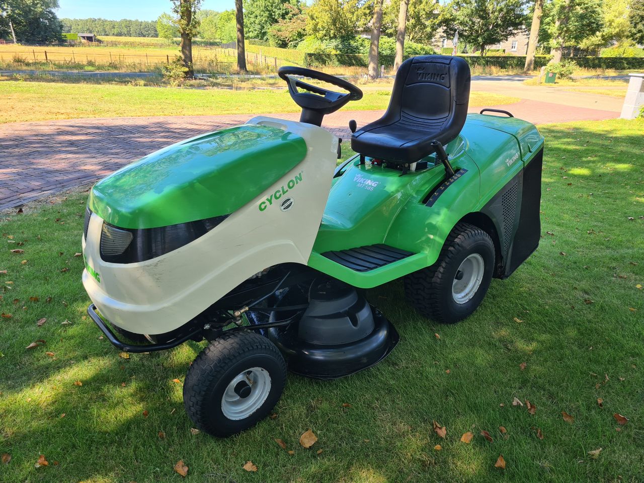 Viking Cyclon zitmaaier met opvangbak hydrostaat.