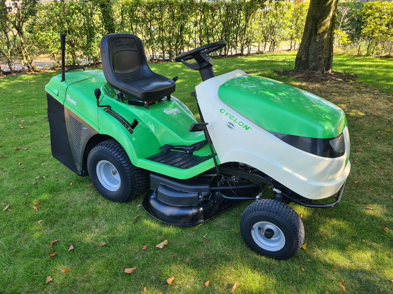 Viking Cyclon zitmaaier met opvangbak hydrostaat.