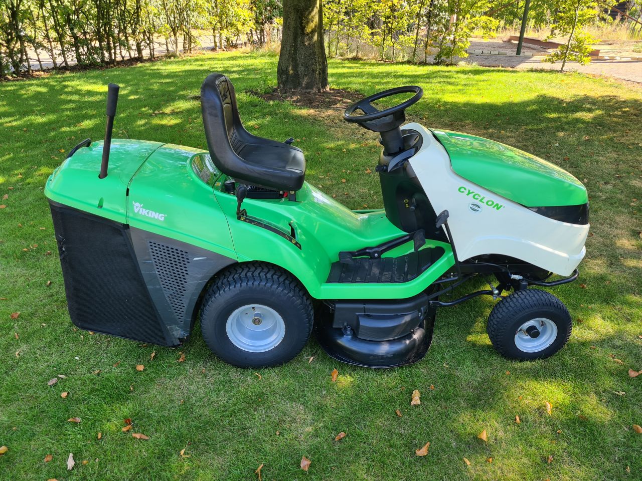 Viking Cyclon zitmaaier met opvangbak hydrostaat.
