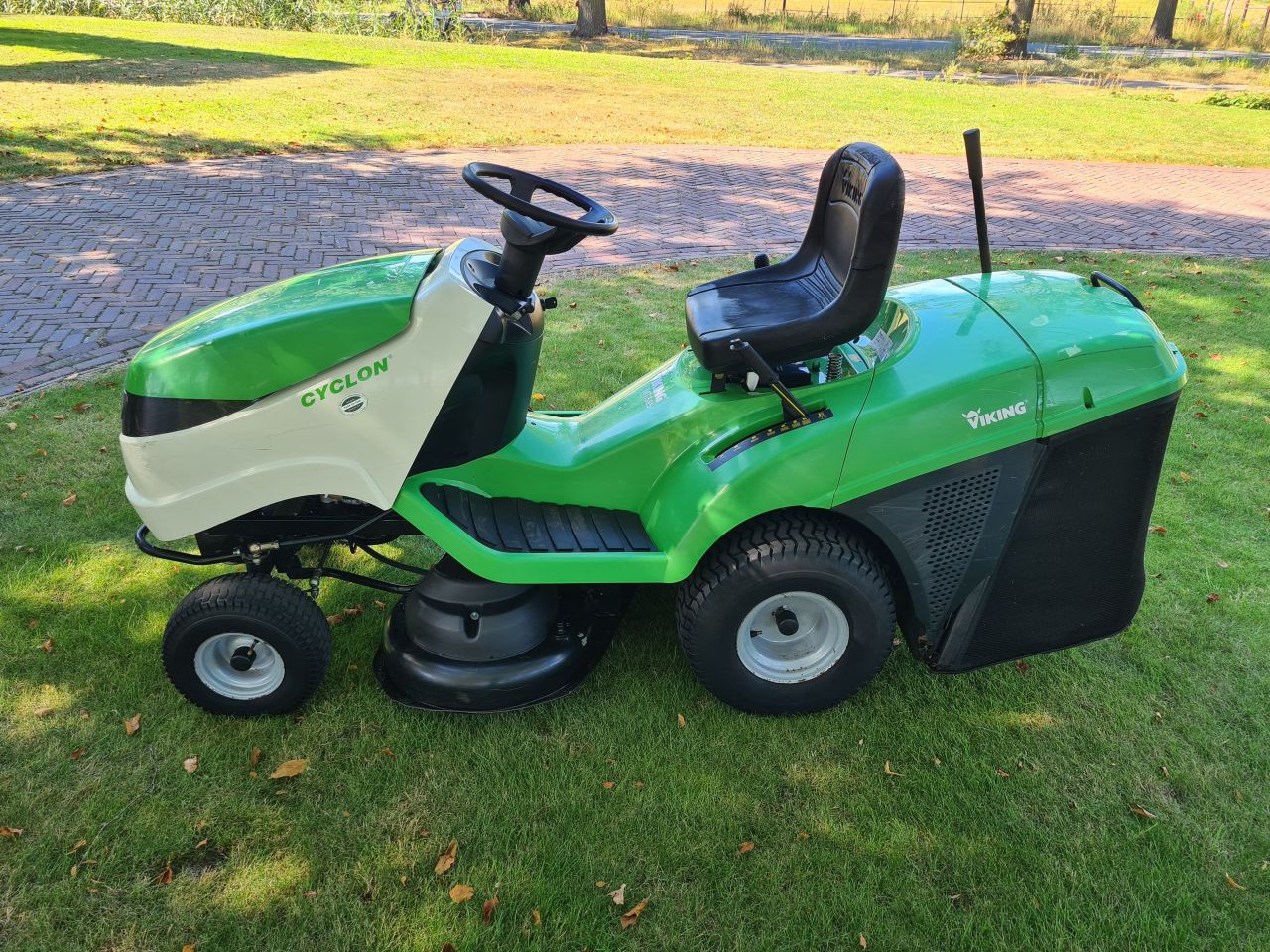 Viking Cyclon zitmaaier met opvangbak hydrostaat.