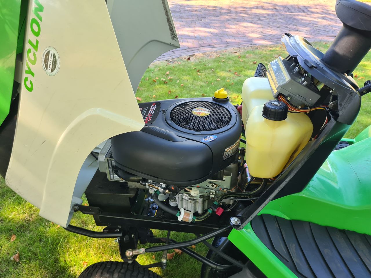 Viking Cyclon zitmaaier met opvangbak hydrostaat.