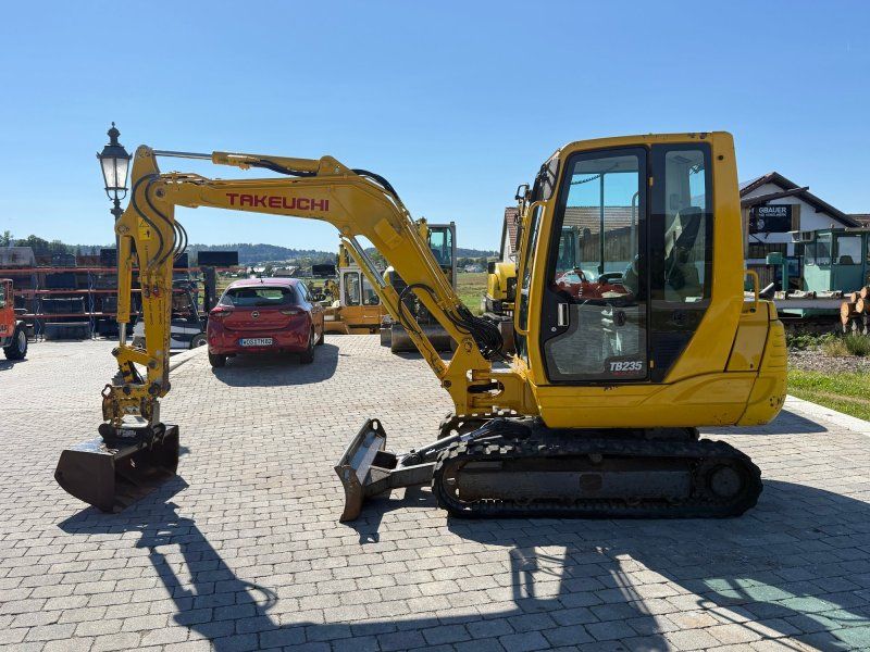 Takeuchi TB 235
