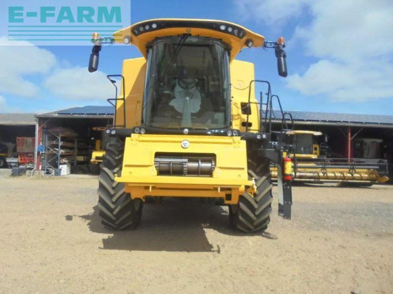 New Holland cr7-80