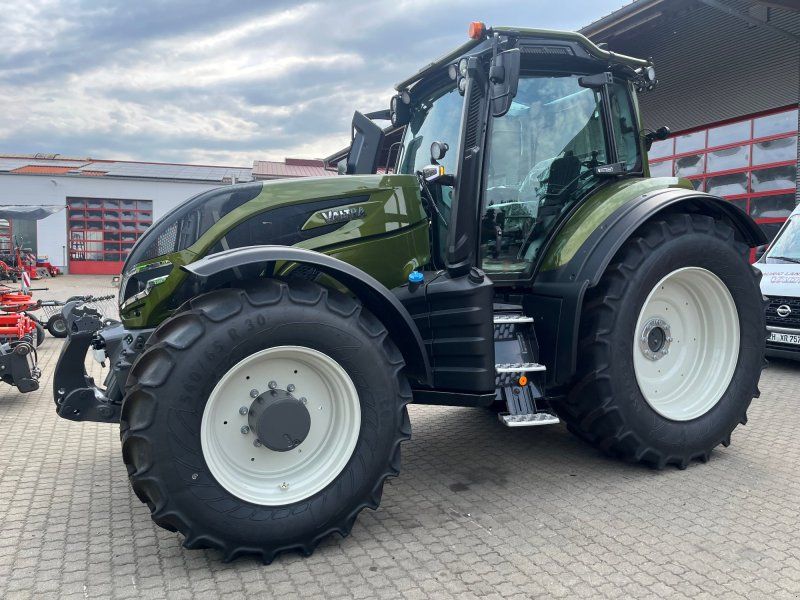 Valtra T215 D mit Rüfa und FK