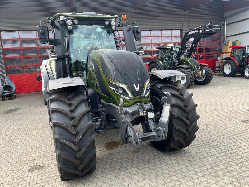 Valtra T215 D mit Rüfa und FK