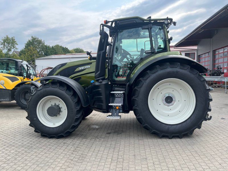 Valtra T215 D mit Rüfa und FK