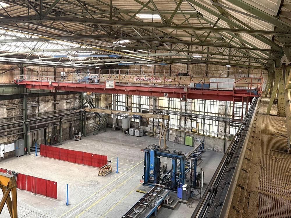 Demag-Laufkran mit 10 Tonnen Tragkraft und 28.470 cm³ Hubraum (Halle 1)