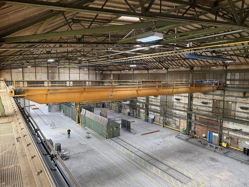 Demag-loopkraan van 10 metrische ton met een reikwijdte van 28.470 mm (hal 1)