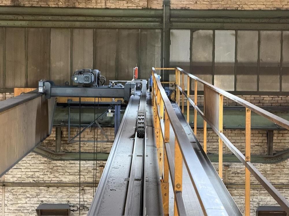 Demag-loopkraan van 10 metrische ton met een reikwijdte van 28.470 mm (hal 1)