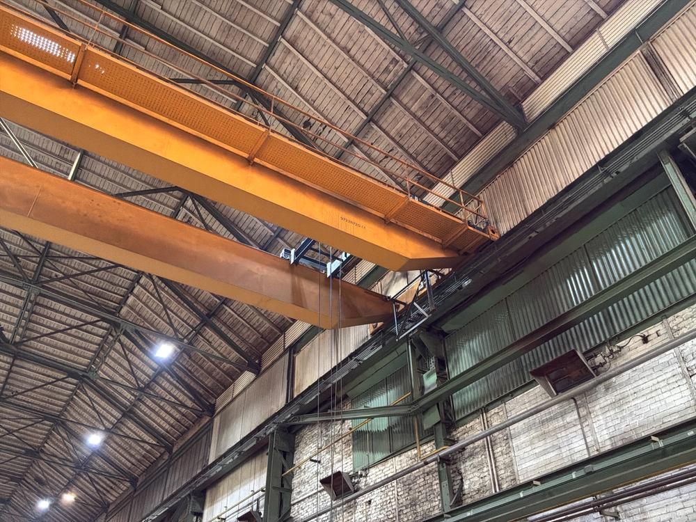 Demag-loopkraan van 10 metrische ton met een reikwijdte van 28.470 mm (hal 1)