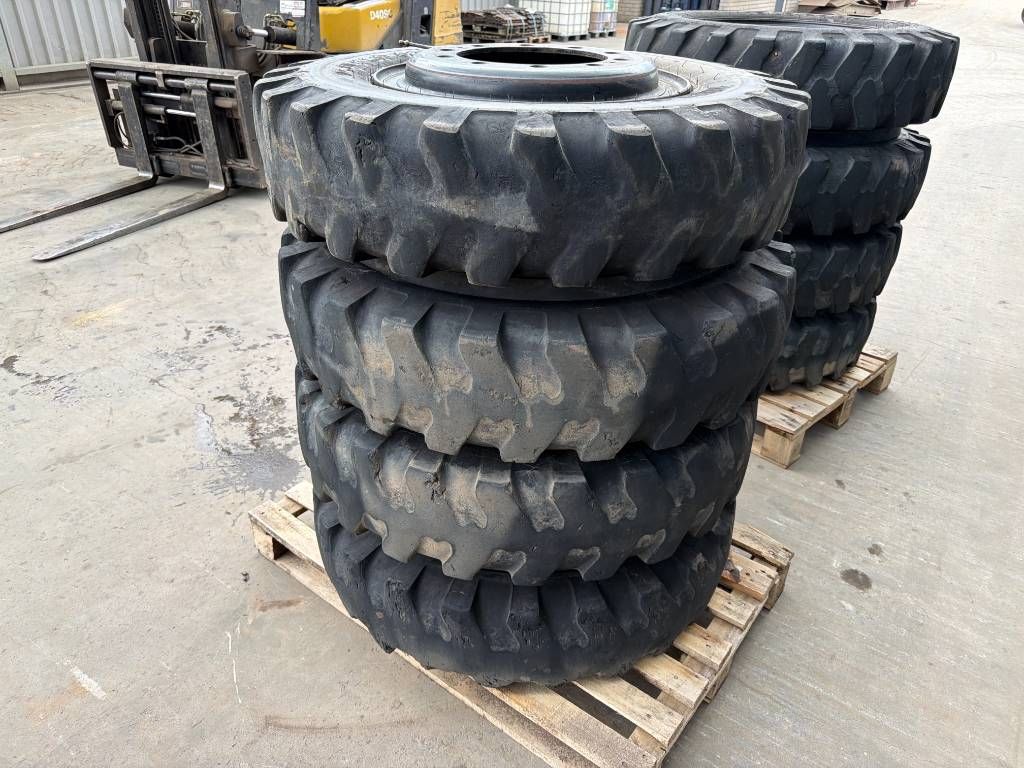 Mitas 1000 x 20 Set / 10.00 x 20: 4x2 Tyres / 1000-20