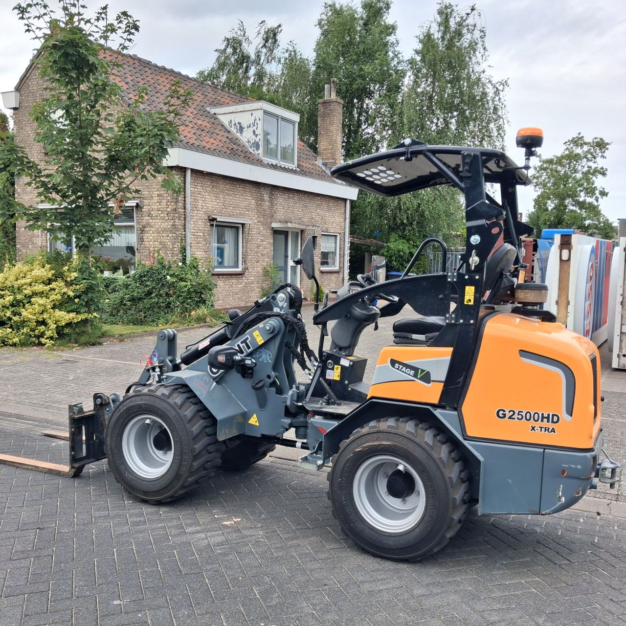Giant G2500HD Xtra Minishovel.