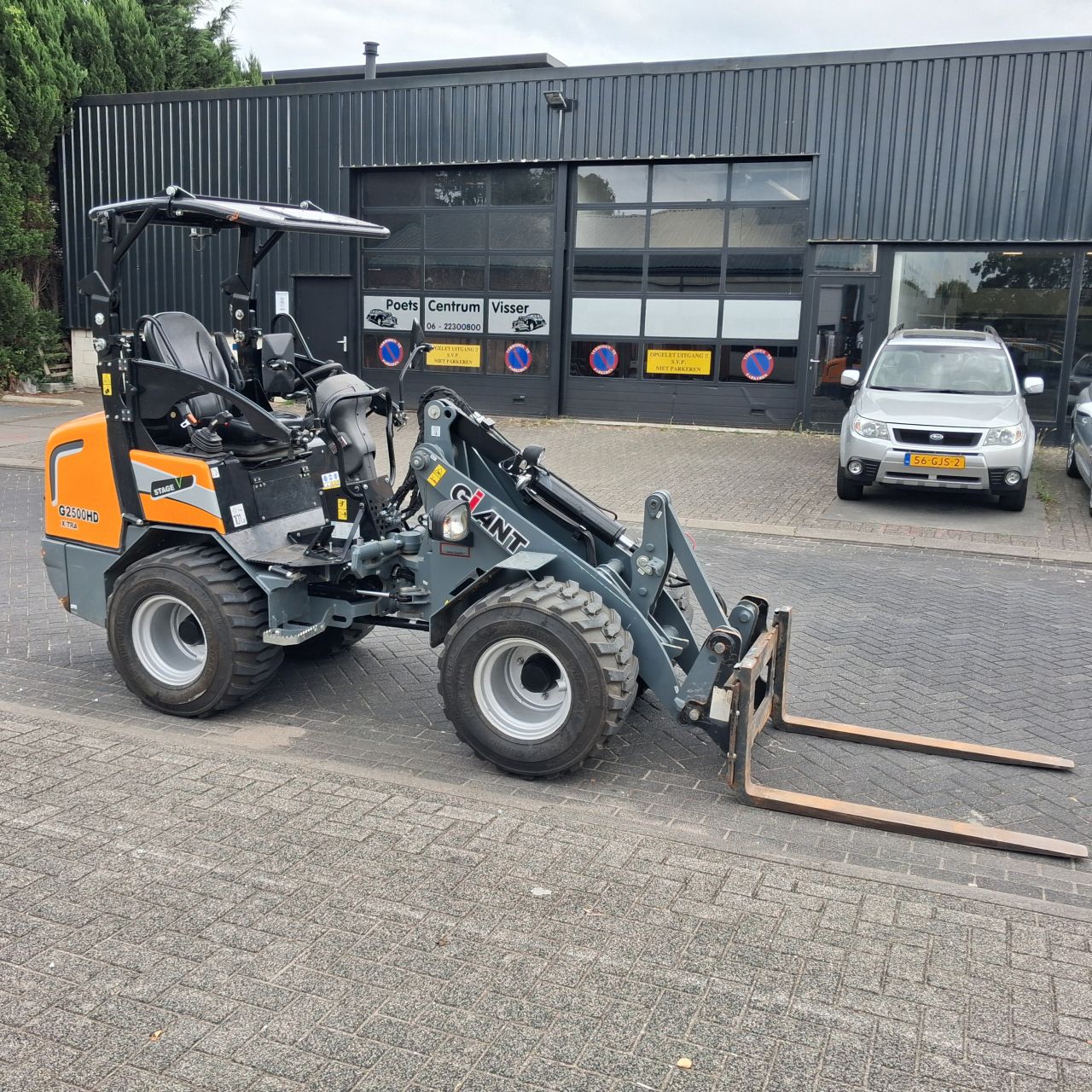 Giant G2500HD Xtra Minishovel.