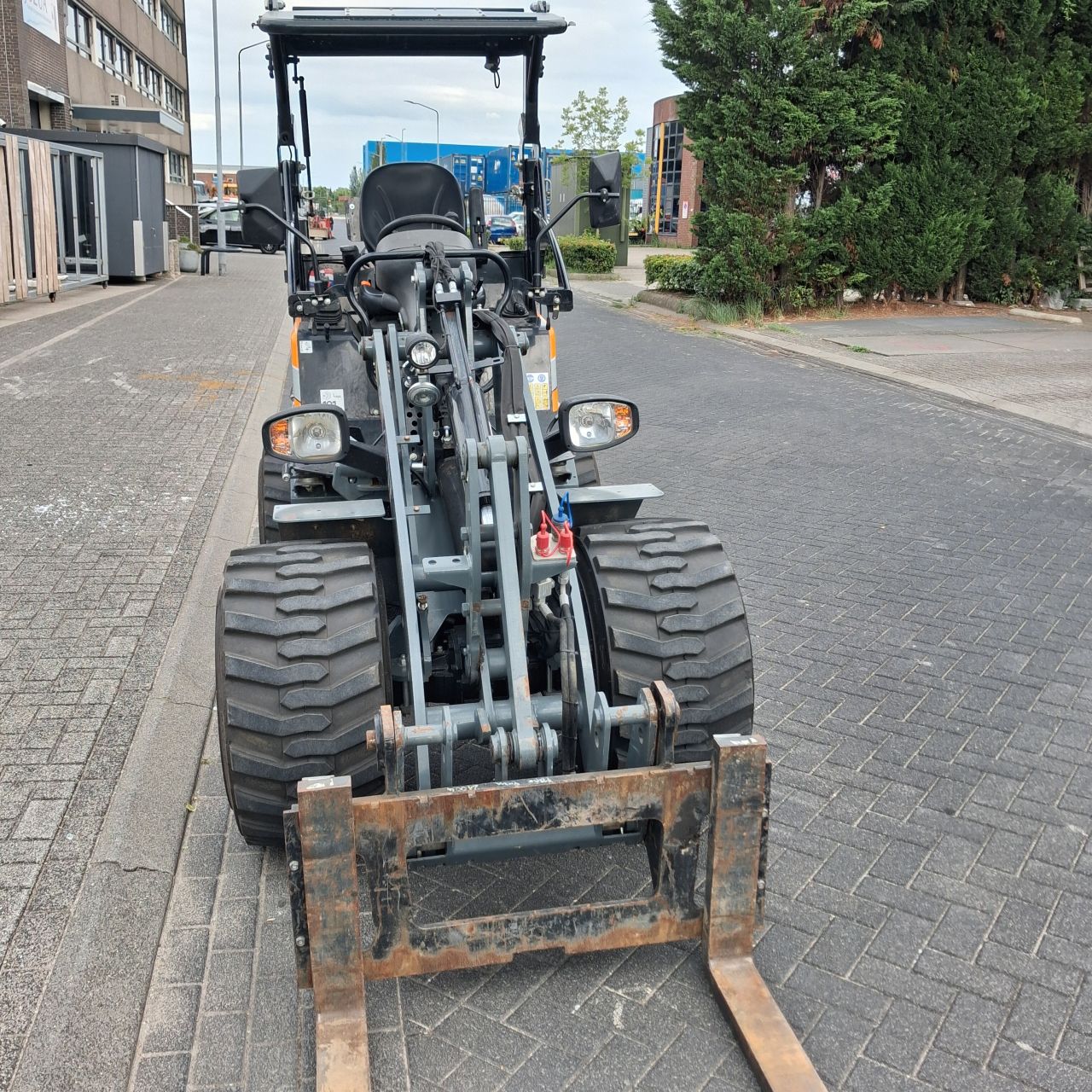 Giant G2500HD Xtra Minishovel.