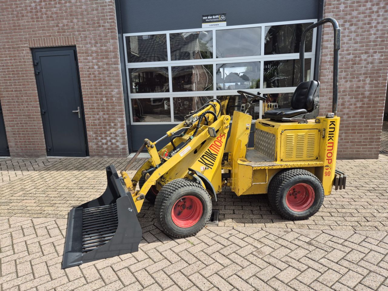 Knikmops 90/ bj 2000/ shovel