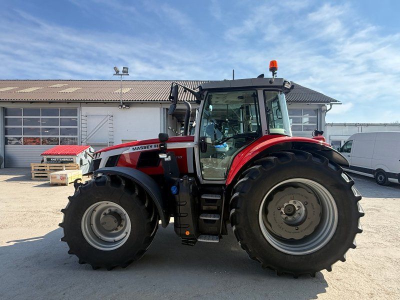 Massey Ferguson 7S.210