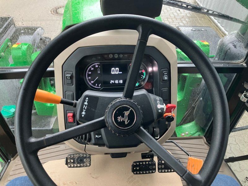 John Deere 5115M