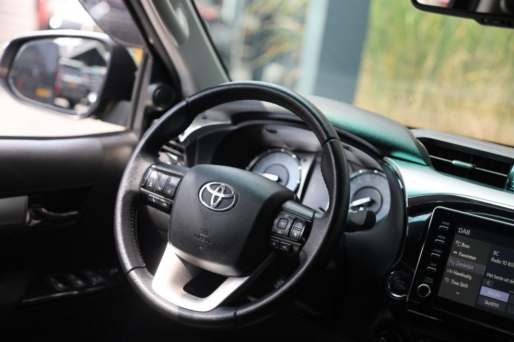 Toyota Hilux 2.8 D-4D DUBBEL CABIN PROFESSIONAL A/T 2 ZITS VAN 4WD