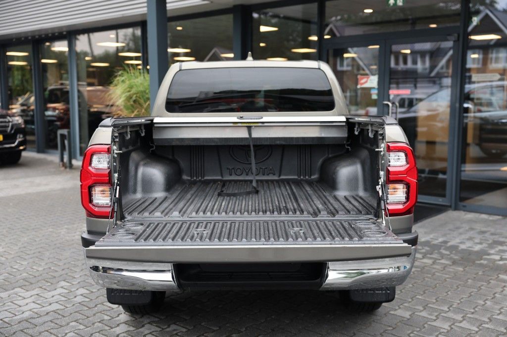 Toyota Hilux 2.8 D-4D DUBBEL CABIN EXECUTIVE A/T 2 ZITS 4WD VAN