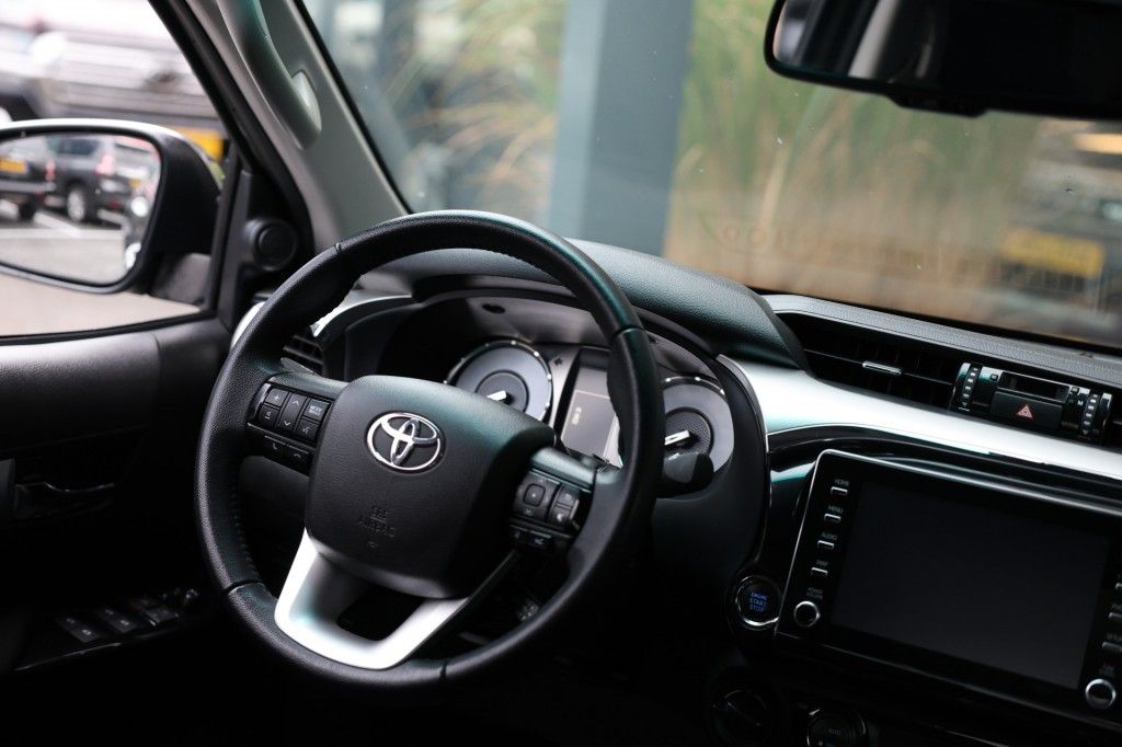 Toyota Hilux 2.8 D-4D DUBBEL CABIN EXECUTIVE A/T 2 ZITS 4WD VAN