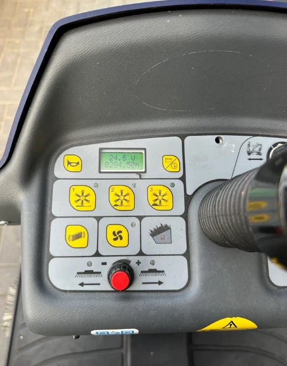Tennant 818R veegmachine - Volledig gereviseerd!