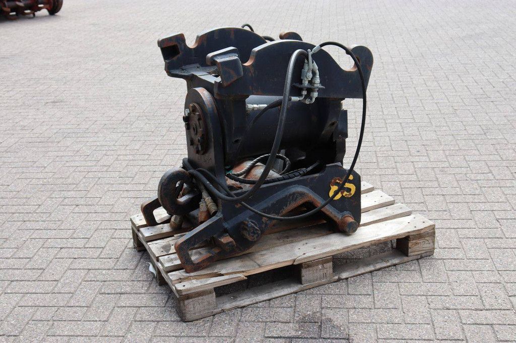 Quick coupler (attachment)