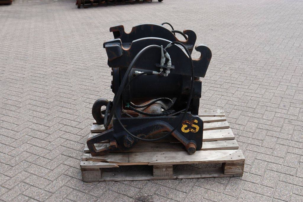 Quick coupler (attachment)