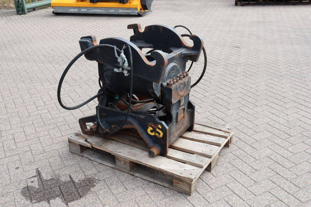 Quick coupler (attachment)