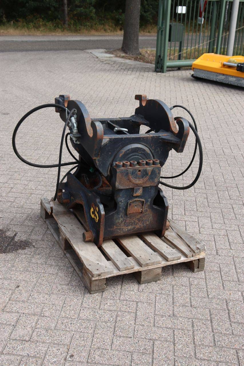 Quick coupler (attachment)