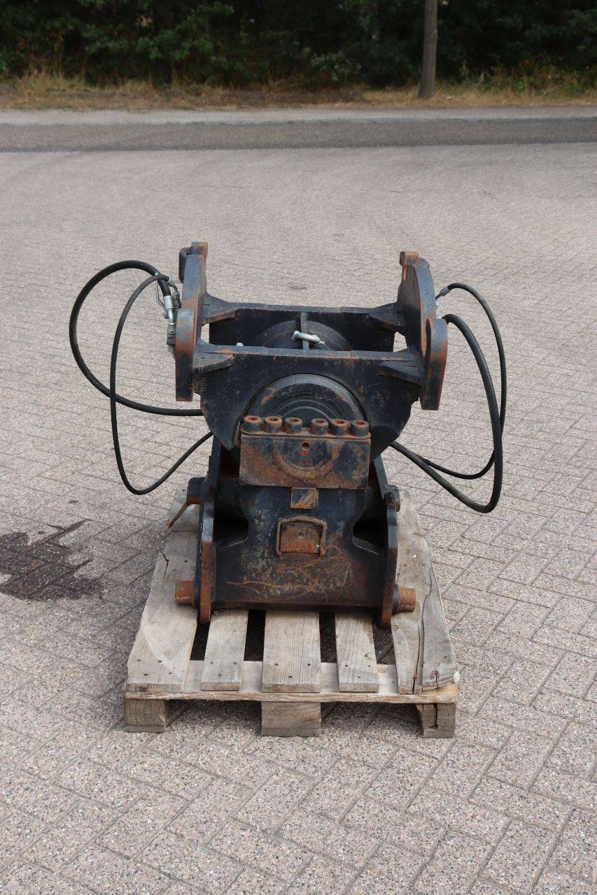 Quick coupler (attachment)