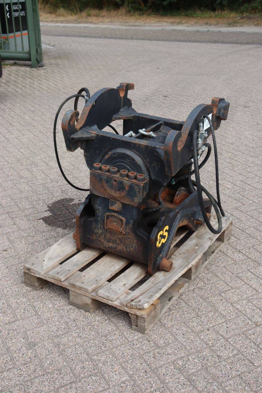 Quick coupler (attachment)