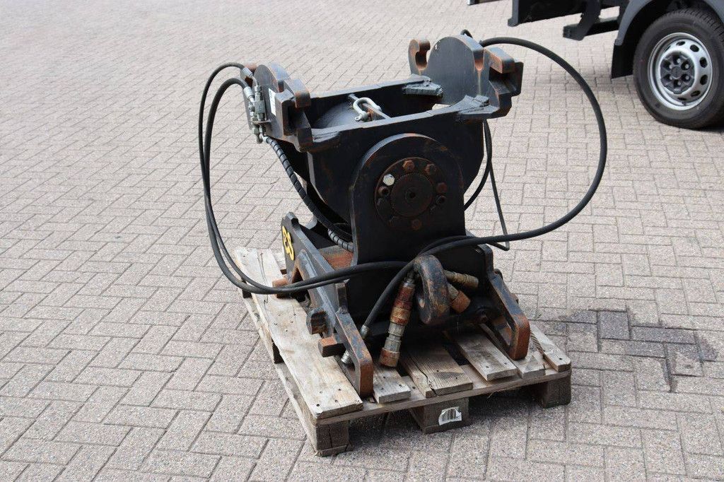 Quick coupler (attachment)