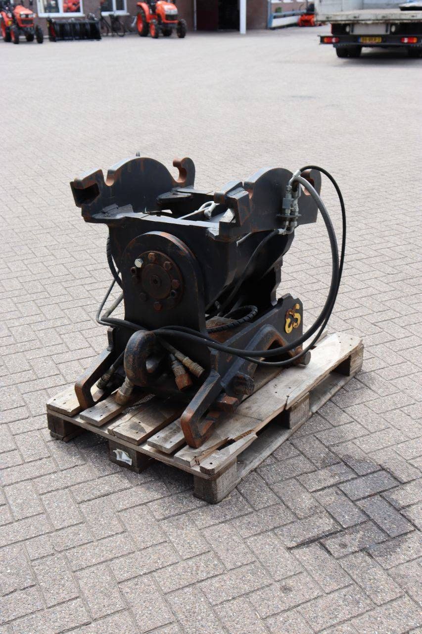 Quick coupler (attachment)