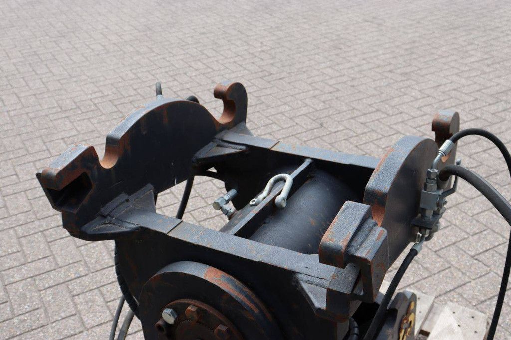 Quick coupler (attachment)