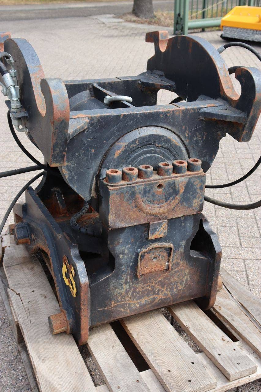 Quick coupler (attachment)