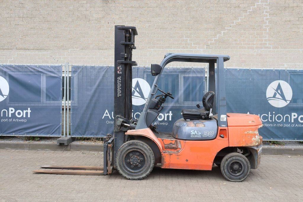 Forklift Toyota 02-7FDF30 Diesel 3000kg 4.0m 2002