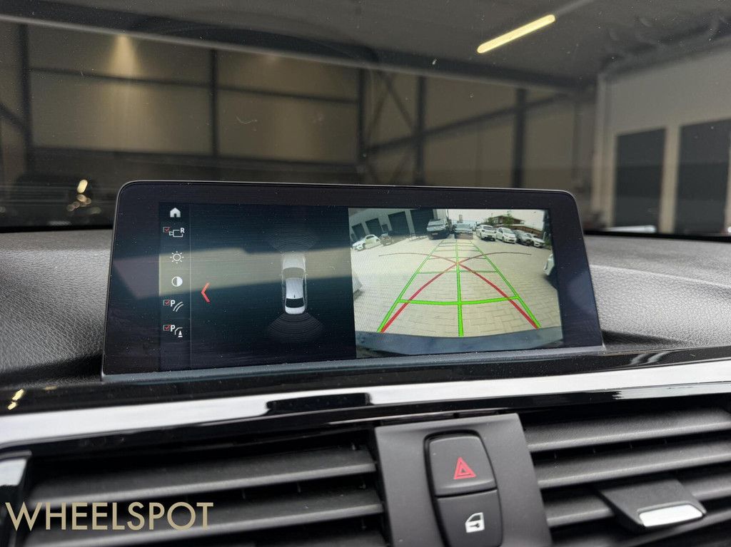 BMW 3-serie 320i High Executive|PANO|Automaat|Camera|Carplay