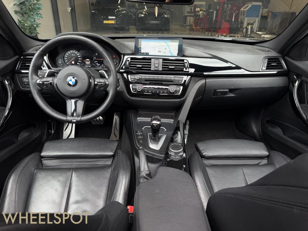 BMW 3-serie 320i High Executive|PANO|Automaat|Camera|Carplay