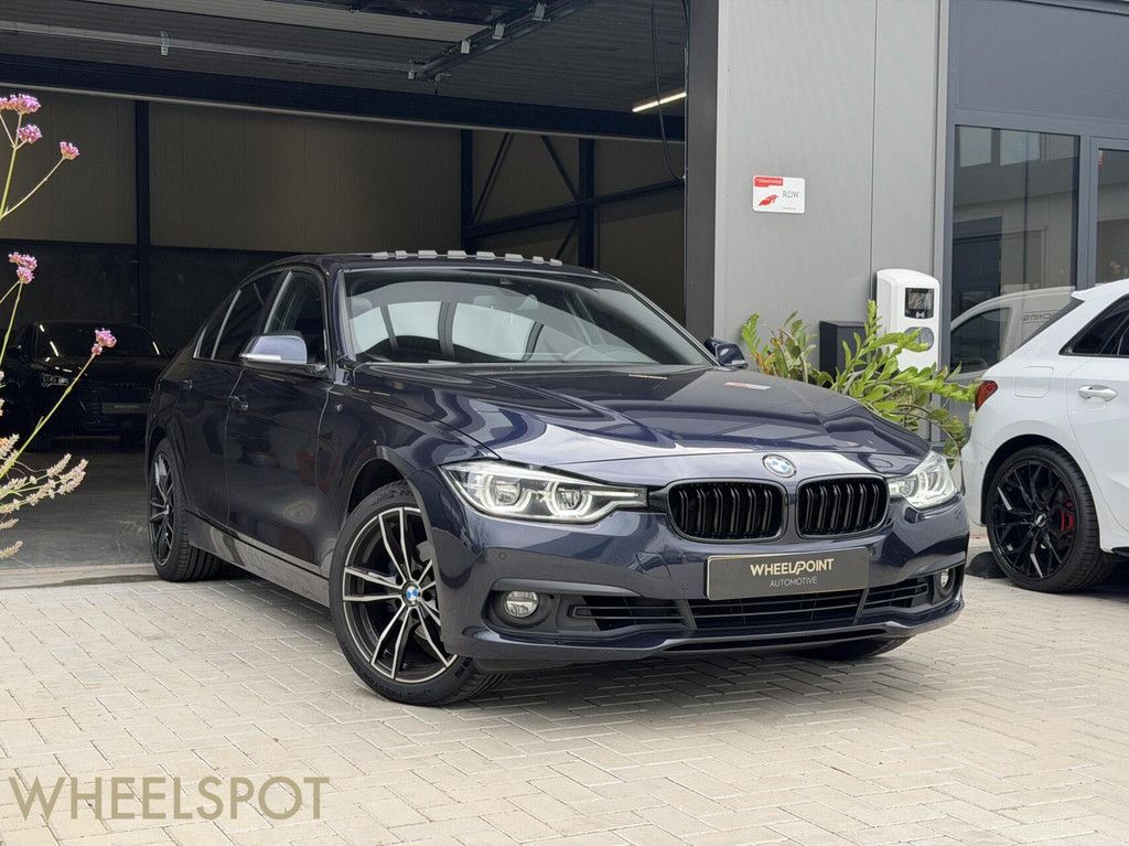 BMW 3-serie 320i High Executive|PANO|Automaat|Camera|Carplay