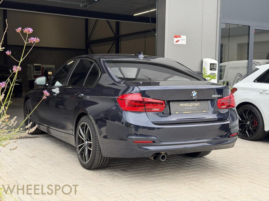 BMW 3-serie 320i High Executive|PANO|Automaat|Camera|Carplay