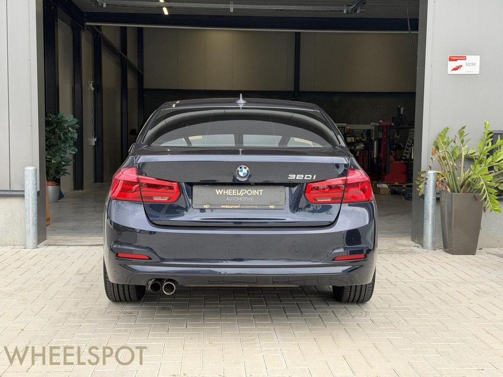 BMW 3-serie 320i High Executive|PANO|Automaat|Camera|Carplay