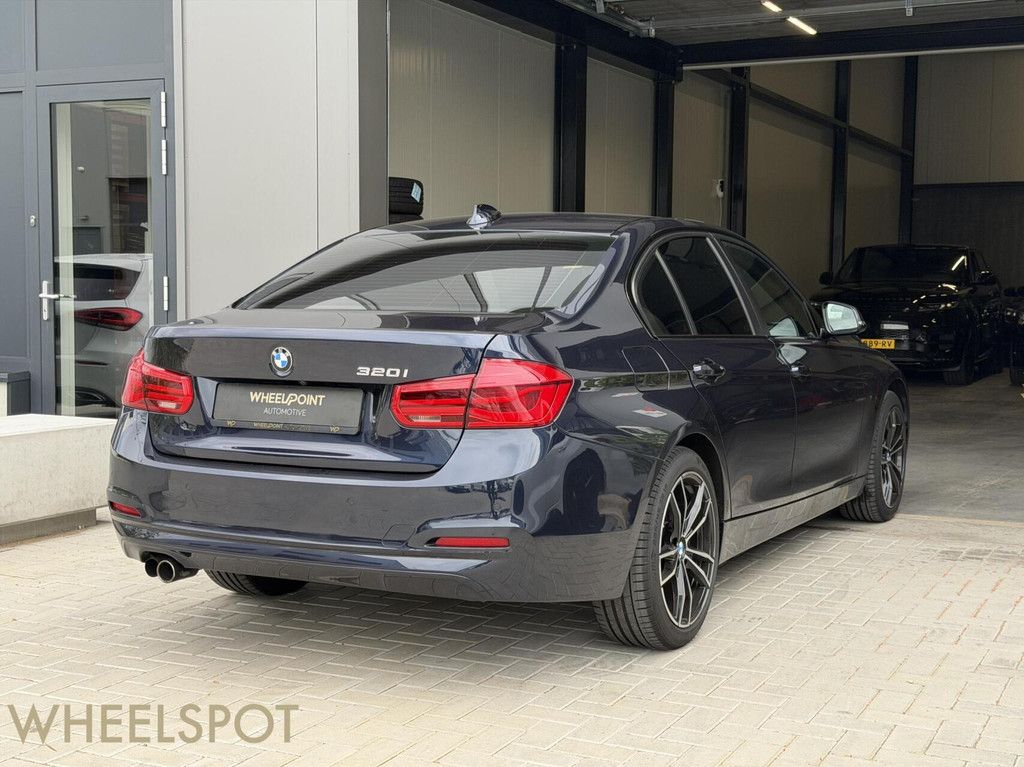 BMW 3-serie 320i High Executive|PANO|Automaat|Camera|Carplay