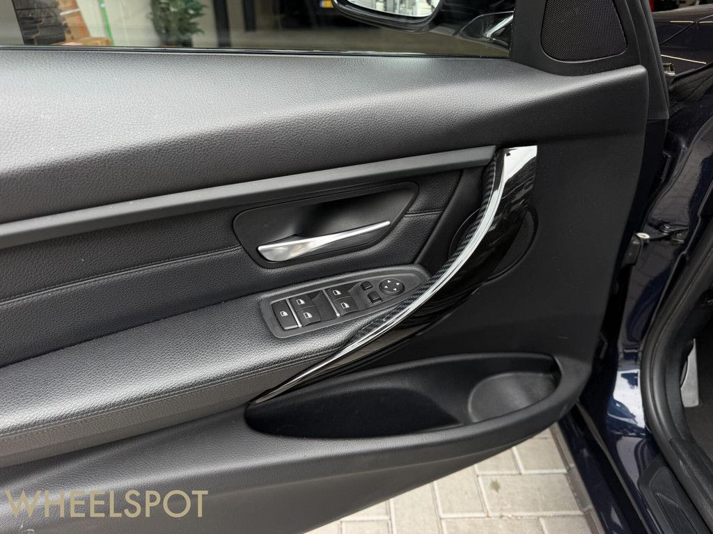 BMW 3-serie 320i High Executive|PANO|Automaat|Camera|Carplay